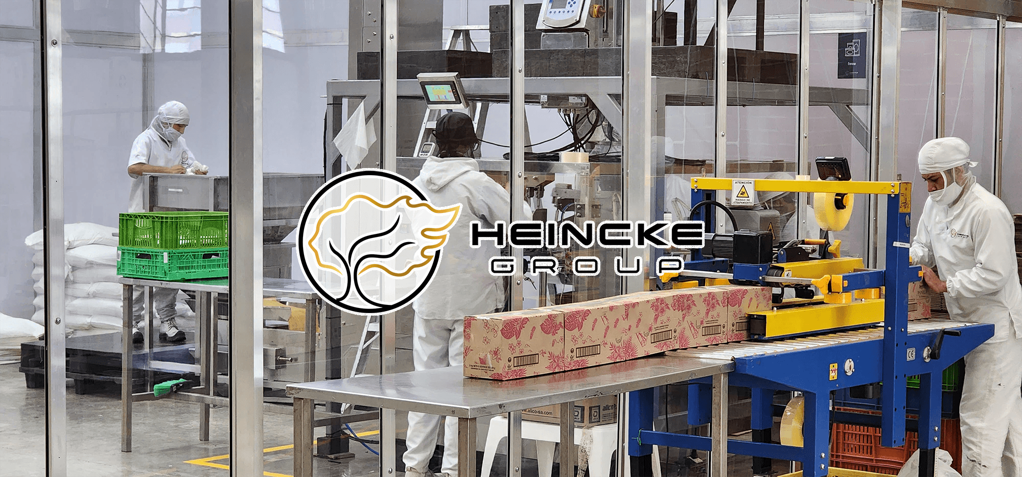 Operarios en la planta de Heincke Group trabajando en el proceso de maquila llave en mano, gestionando la producción desde la materia prima hasta el empaque final con estándares de calidad internacional.