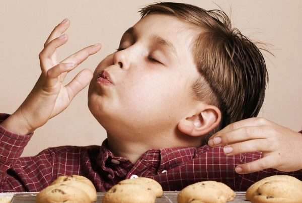 Niño saboreando y deleitado por sabores. Memoria sensorial, memoria gustativa. Industria Alimentaria