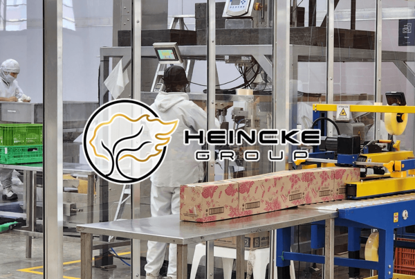 Operarios en la planta de Heincke Group trabajando en el proceso de maquila llave en mano, gestionando la producción desde la materia prima hasta el empaque final con estándares de calidad internacional.