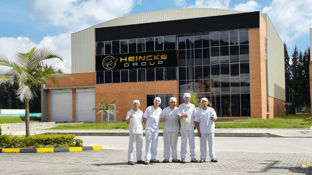 Zonas Francas - Operarios en la planta de Heincke Group trabajando en el proceso de maquila llave en mano, gestionando la producción desde la materia prima hasta el empaque final con estándares de calidad internacional.
