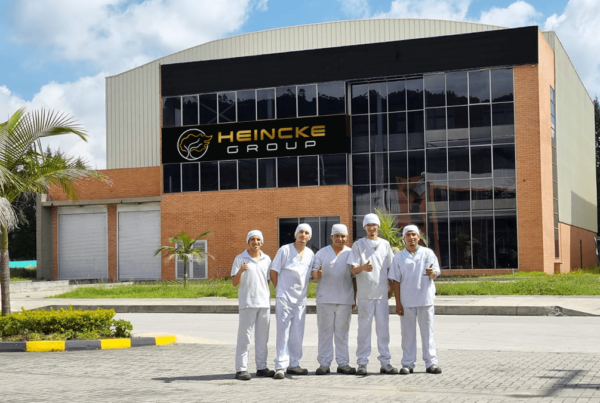 Zonas Francas - Operarios en la planta de Heincke Group trabajando en el proceso de maquila llave en mano, gestionando la producción desde la materia prima hasta el empaque final con estándares de calidad internacional.