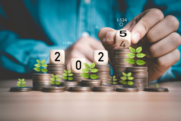 impacto positivo, heincke group, persona acomodando unos dados con el número 2025 y una escala de moneda que crece.